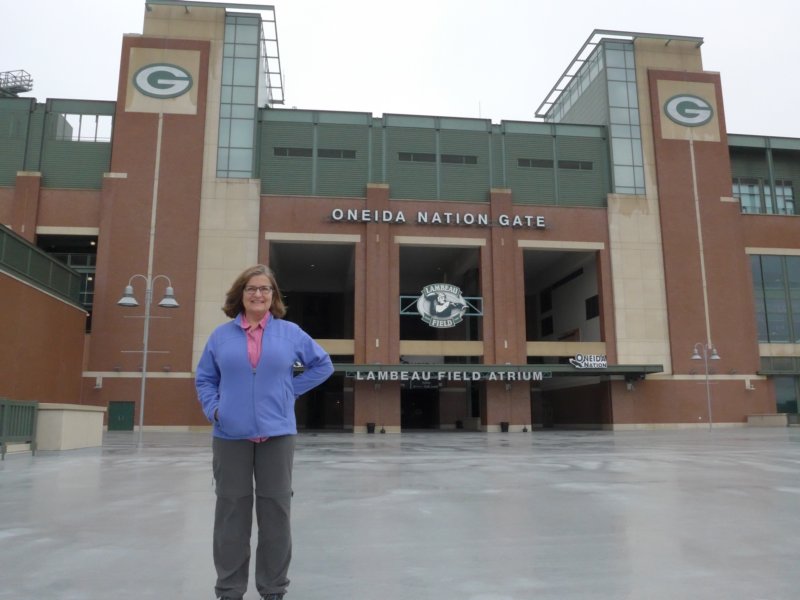 cantdrivethroughgreenbaywithoutstoppingatlambeaufield.jpg