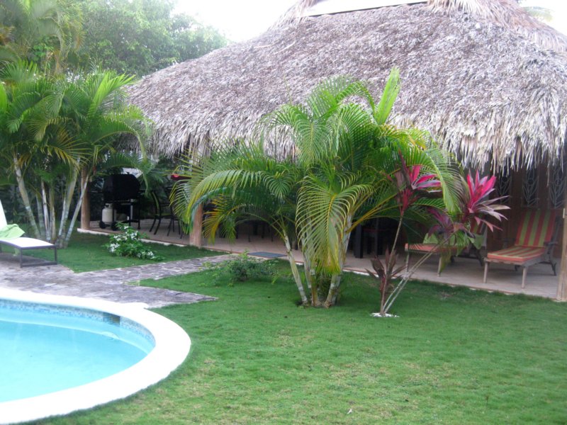 stphanesfrontyard.jpg