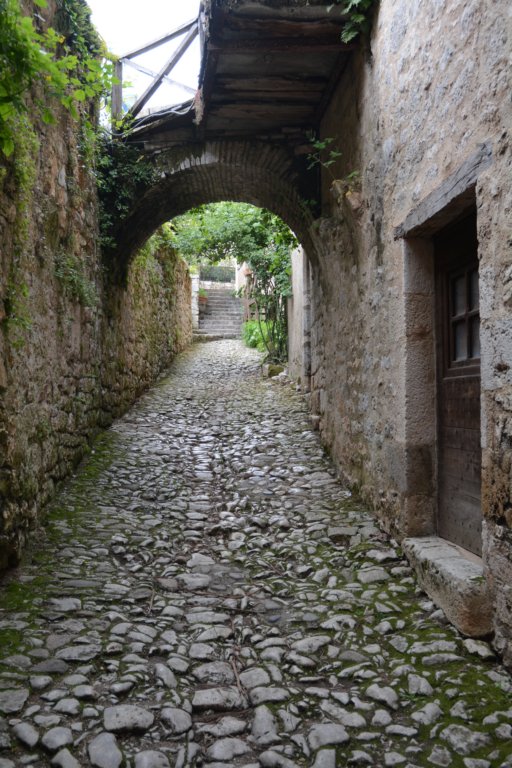 manycobblestonestreetsarchways.jpg