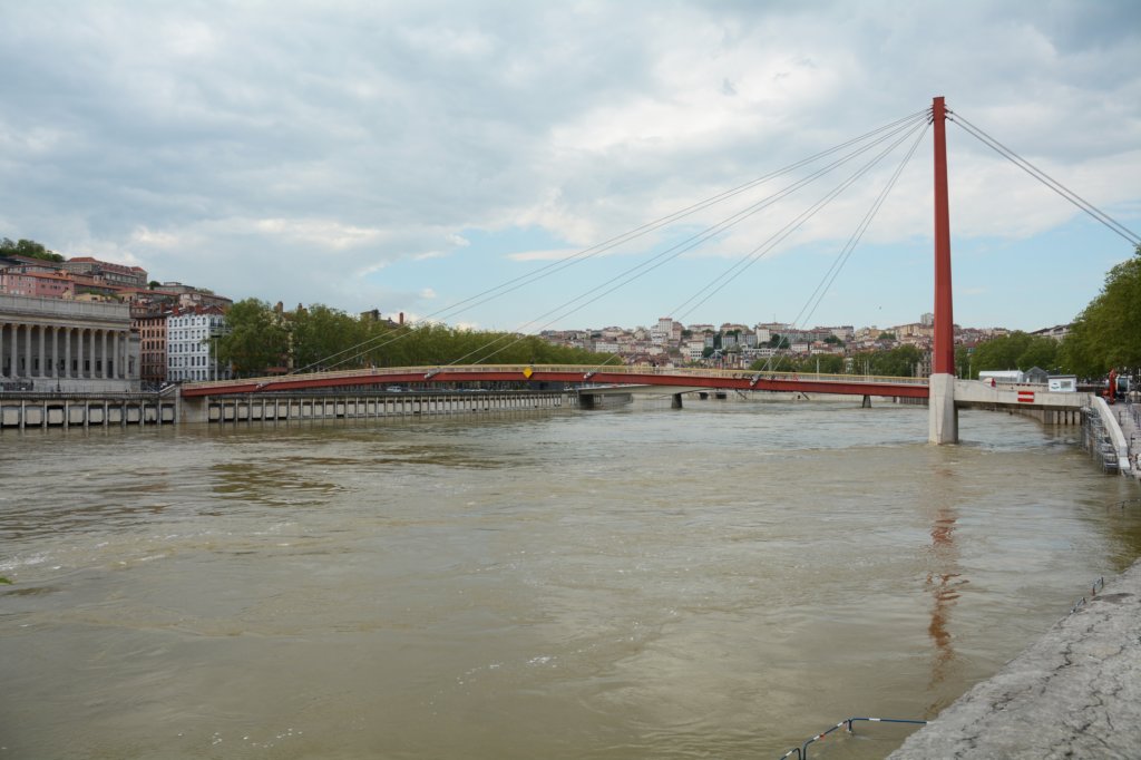 wearriveinlyonandadmirethepasserellefootbridgedupalaisdejusticeoverthesaoneoneoflyonstworivers.jpg