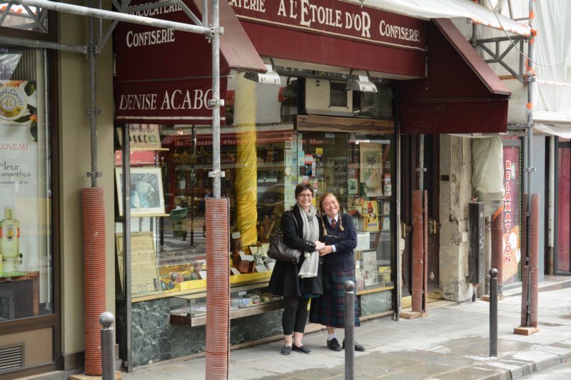 andasiaskelizabethtoposeinfrontoftheshopdenisedashesouttotakepart.jpg