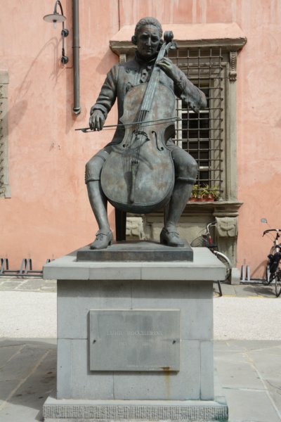 andastatueofluigiboccherinialuccanativesoninfrontofhisconservatory.jpg