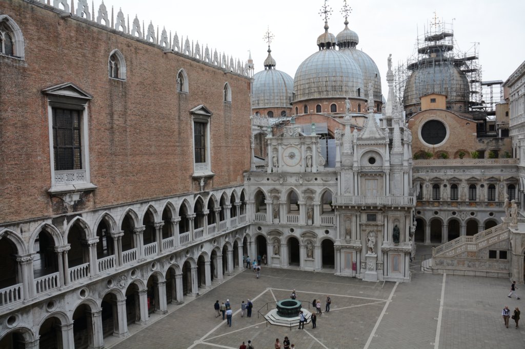 avisittothedogespalacebeginsthecourtyard.jpg