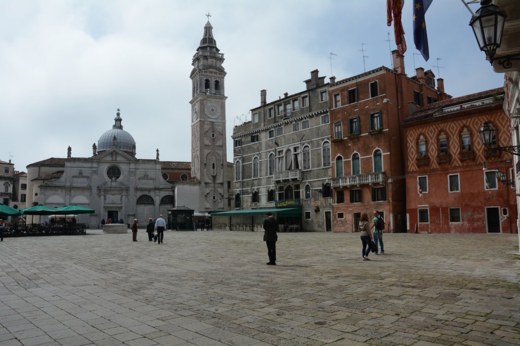 webeginourwalktowardtheeastendoftheciitypassingsantamariaformosawithitslargepiazza.jpg
